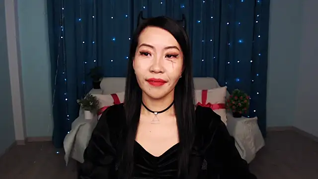 Snapshot of LiaPak chatting on 10-31-25, 01:06 LiaPak online show from 10-31-25, 01:06