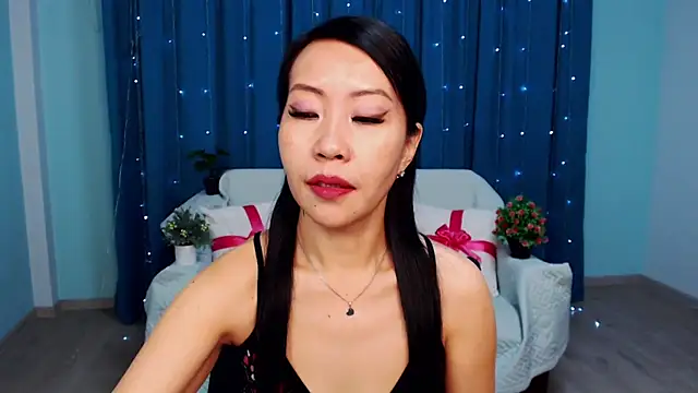 Snapshot of LiaPak chatting on 11-05-25, 01:05 LiaPak online show from 11-05-25, 01:05