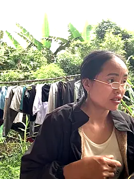 Snapshot of rosa-1200 chatting on 10-31-25, 04:02 rosa-1200 online show from 10-31-25, 04:02