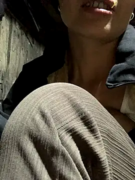 Snapshot of rosa-1200 chatting on 10-31-25, 04:08 rosa-1200 online show from 10-31-25, 04:08