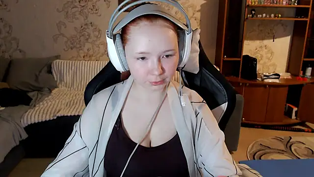 PansyBorriello online show from 10-17-25, 04:09