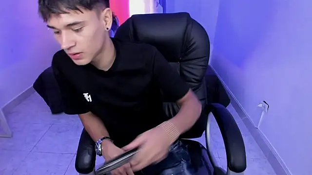 Snapshot of Aron_Boyy chatting on 03-05-26, 07:43 Aron Boyy online show from 03-05-26, 07:43