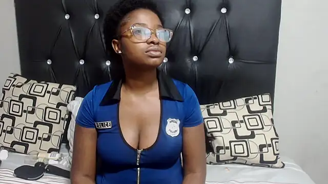 Snapshot of Chloeelillie chatting on 10-31-25, 07:37 Chloeelillie online show from 10-31-25, 07:37