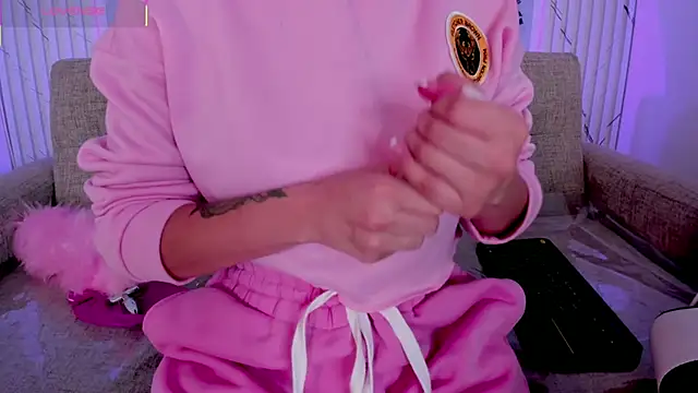 Snapshot of chloegils_ chatting on 10-17-25, 02:30 chloegils online show from 10-17-25, 02:30