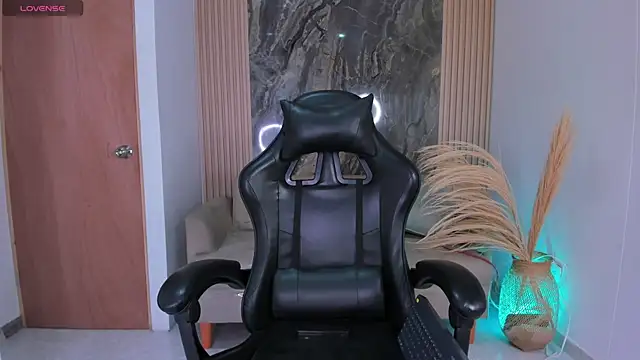 Snapshot of chloegils_ chatting on 10-24-25, 01:18 chloegils online show from 10-24-25, 01:18