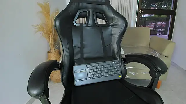 Snapshot of chloegils_ chatting on 10-29-25, 12:51 chloegils online show from 10-29-25, 12:51