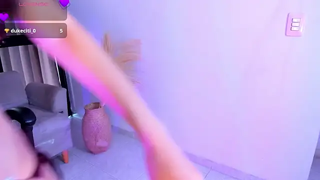 Snapshot of chloegils_ chatting on 11-01-25, 01:57 chloegils online show from 11-01-25, 01:57