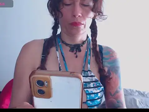 Snapshot of fenix_colette chatting on 09-21-25, 02:19 fenix colette online show from 09-21-25, 02:19