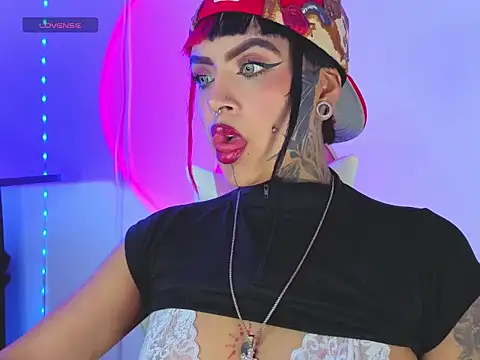 Snapshot of Adamsniki chatting on 09-15-25, 04:12 Adamsniki online show from 09-15-25, 04:12