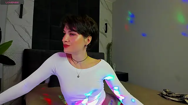 Adeline Perle online show from 09-24-25, 12:03