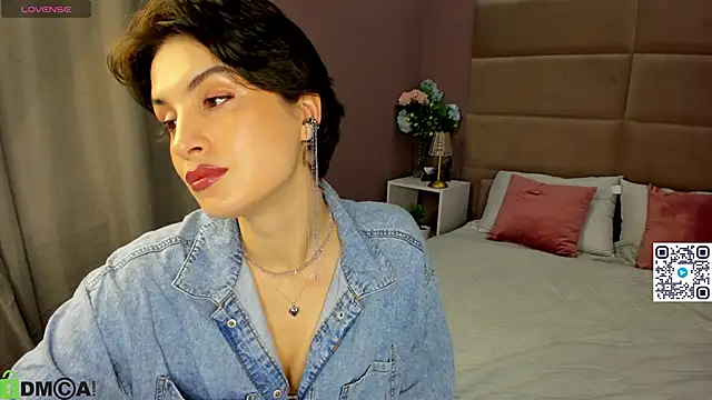 Adeline Perle online show from 10-05-25, 01:48