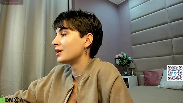 Adeline Perle online show from 10-14-25, 01:28