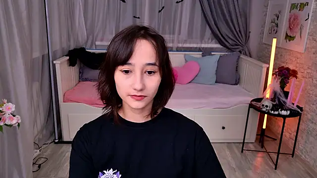 EmilySwonn online show from 10-26-25, 04:02