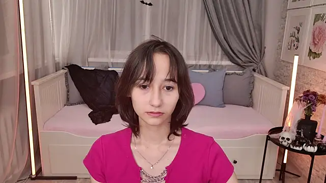 EmilySwonn online show from 10-28-25, 04:42