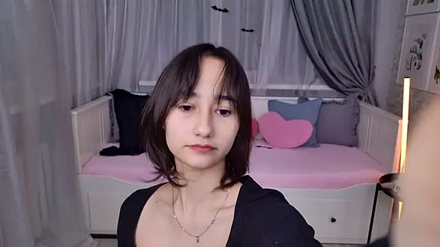 EmilySwonn online show from 10-29-25, 04:09