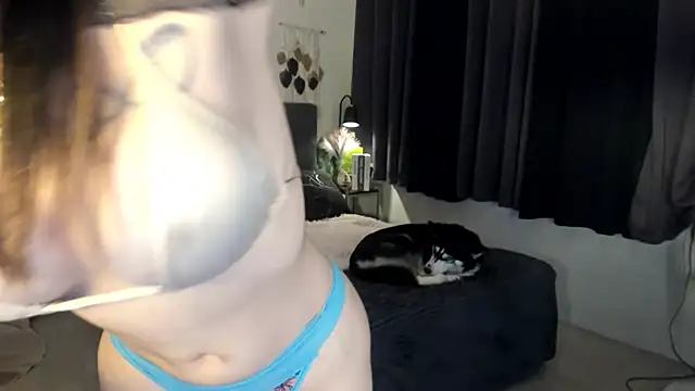 Snapshot of OliviaWho chatting on 09-16-25, 12:00 OliviaWho online show from 09-16-25, 12:00