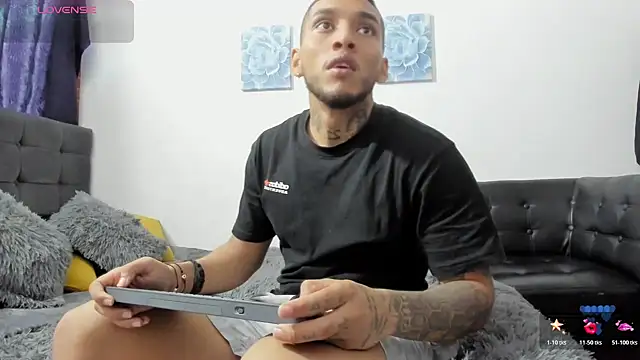 Snapshot of ArianaWil chatting on 10-21-25, 10:10 ArianaWil online show from 10-21-25, 10:10