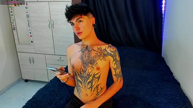 Snapshot of Dark_luckyyy chatting on 10-23-25, 12:32 Dark luckyyy online show from 10-23-25, 12:32