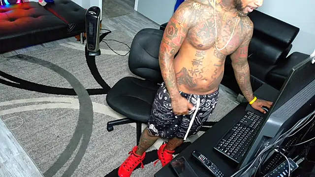 SLANGONDEMHOES online show from 12-22-25, 05:54