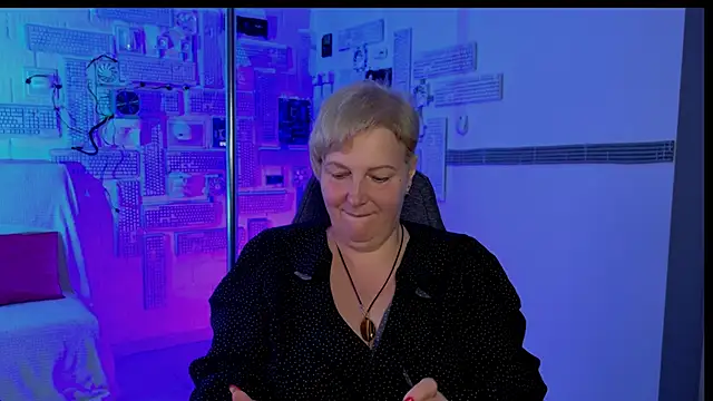 Snapshot of MaryMogan chatting on 10-03-25, 08:55 MaryMogan online show from 10-03-25, 08:55