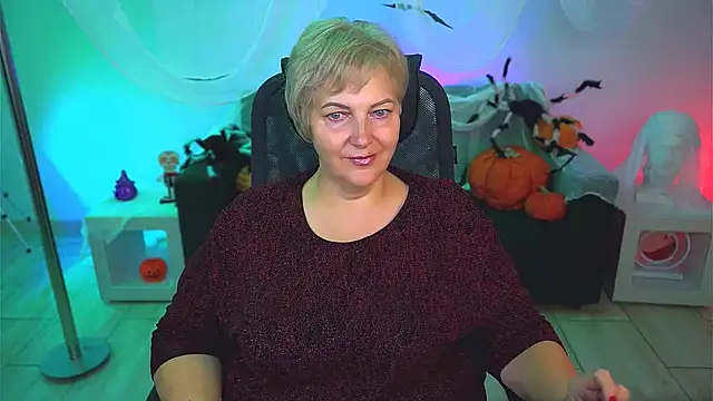 Snapshot of MaryMogan chatting on 10-24-25, 04:09 MaryMogan online show from 10-24-25, 04:09