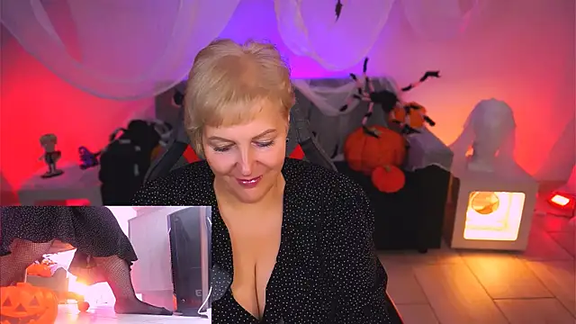 Snapshot of MaryMogan chatting on 10-31-25, 04:02 MaryMogan online show from 10-31-25, 04:02