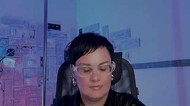 LauraDavidsons online show from 11-14-25, 04:28