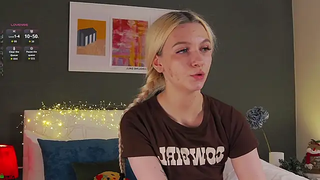 SaraHearts online show from 12-20-25, 02:57