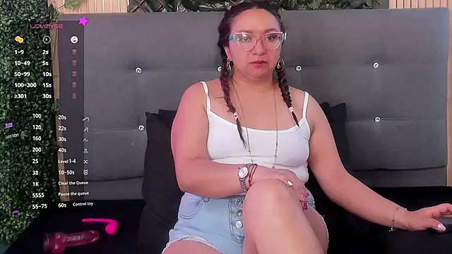 leyla smithh online show from 09-09-25, 12:26