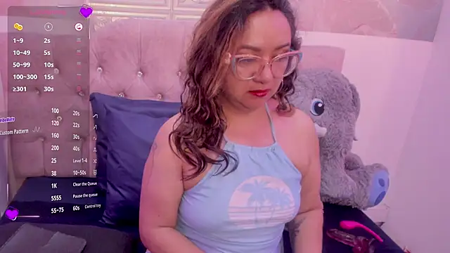 leyla smithh online show from 10-23-25, 03:17