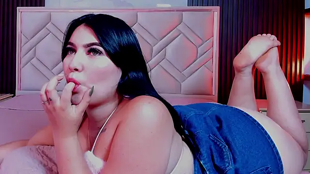 Snapshot of MiaaFarrel chatting on 10-21-25, 07:14 MiaaFarrel online show from 10-21-25, 07:14