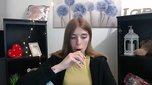 JuiceLips   online show from 10-08-25, 01:09