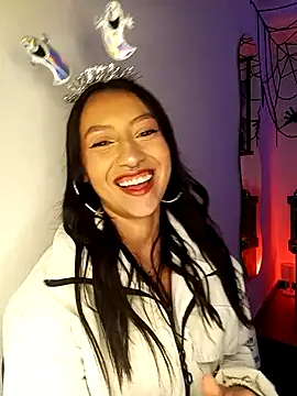 Luna Moo  online show from 10-08-25, 04:21