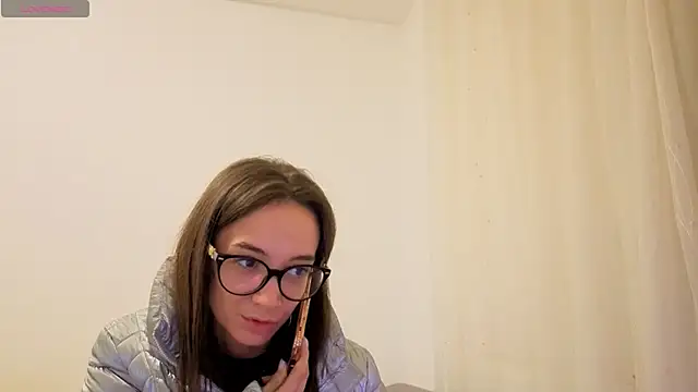 Snapshot of SkinnyMode chatting on 10-23-25, 04:39 SkinnyMode online show from 10-23-25, 04:39