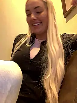 Snapshot of louisa1238x chatting on 10-19-25, 08:20 louisa1238x online show from 10-19-25, 08:20