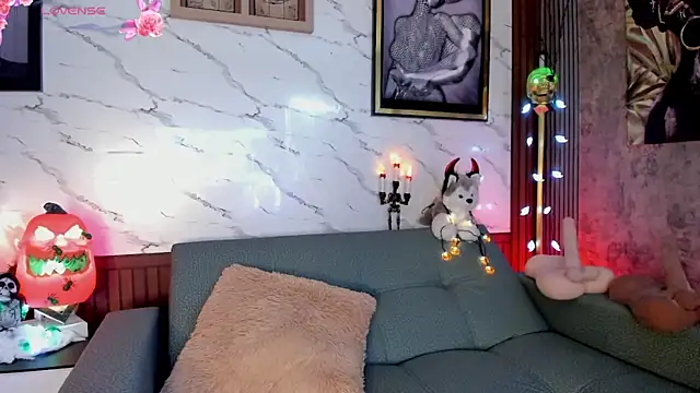 Snapshot of sarawolff chatting on 10-22-25, 02:23 sarawolff online show from 10-22-25, 02:23