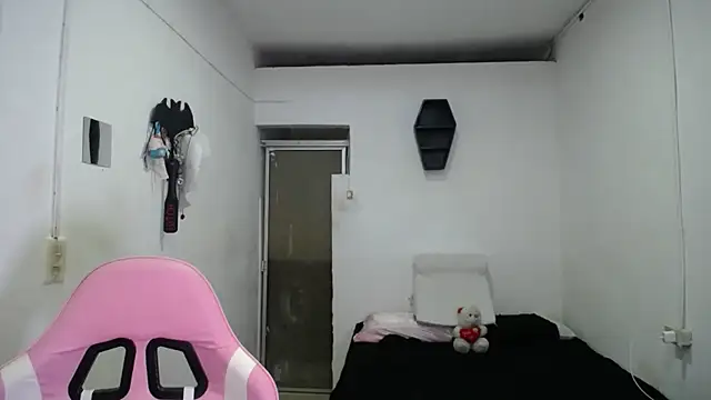 Snapshot of Amber09raiden chatting on 10-21-25, 10:43 Amber09raiden online show from 10-21-25, 10:43