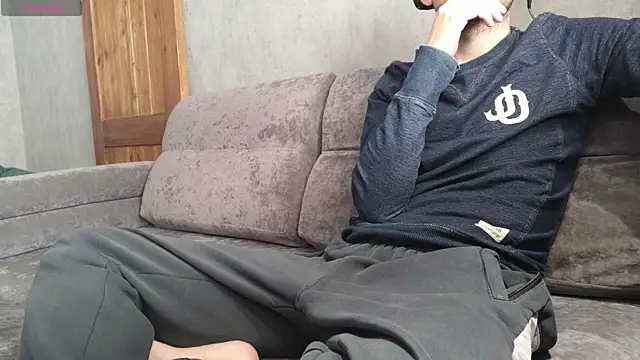 Snapshot of TommyShe1by chatting on 09-18-25, 08:49 TommyShe1by online show from 09-18-25, 08:49