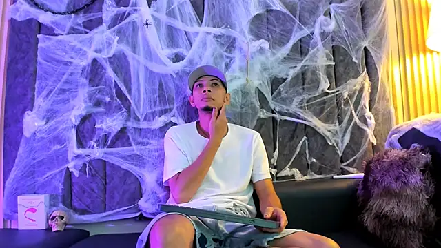 Snapshot of DustinandJordan chatting on 10-09-25, 05:05 DustinandJordan online show from 10-09-25, 05:05