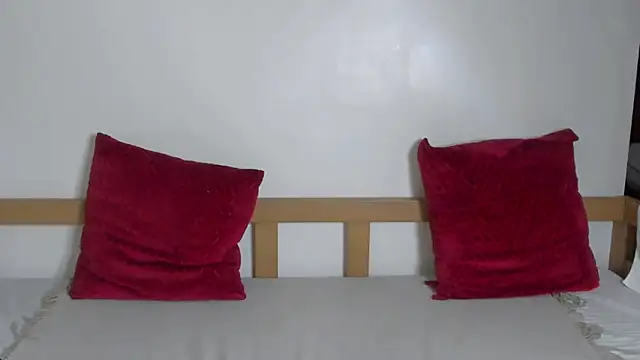 Snapshot of IslandBeauty chatting on 12-20-25, 11:28 IslandBeauty online show from 12-20-25, 11:28