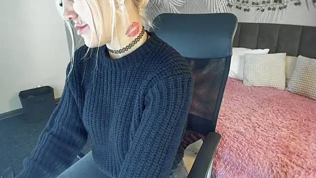 Kira Key online show from 10-18-25, 01:52