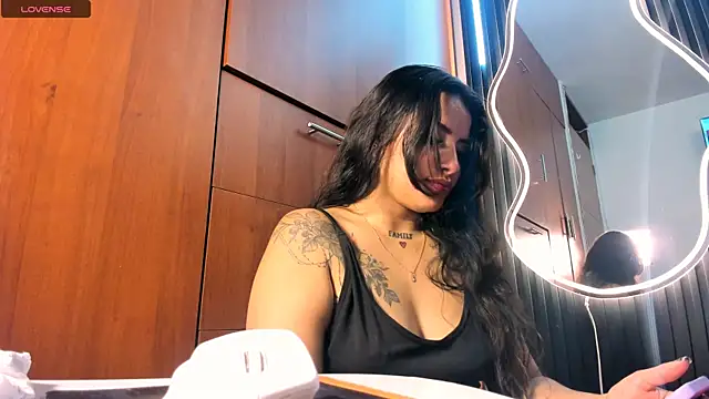 scarletr red online show from 10-10-25, 08:41