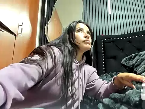 scarletr red online show from 10-21-25, 08:31