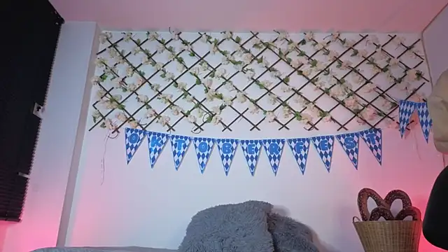 Snapshot of MiaCollinssx chatting on 09-30-25, 02:00 MiaCollinssx online show from 09-30-25, 02:00