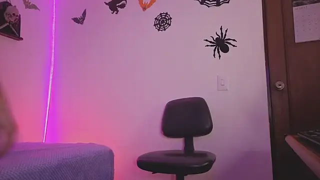 Snapshot of MiaCollinssx chatting on 10-22-25, 01:00 MiaCollinssx online show from 10-22-25, 01:00