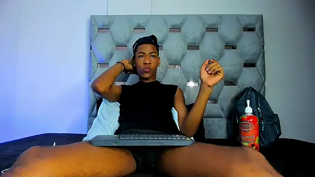 Snapshot of tiago_xxx_ chatting on 10-04-25, 08:07 tiago xxx online show from 10-04-25, 08:07
