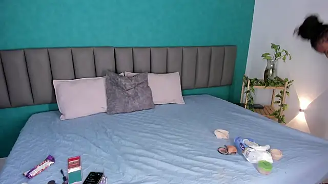 Snapshot of ThaliaOcean chatting on 10-14-25, 01:01 ThaliaOcean online show from 10-14-25, 01:01