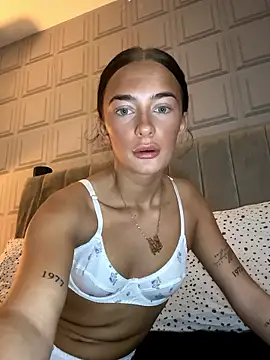 Snapshot of Spicy-Rosie20 chatting on 01-13-26, 08:19 Spicy-Rosie20 online show from 01-13-26, 08:19