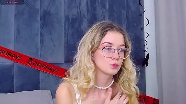 MaeLili online show from 10-29-25, 03:42