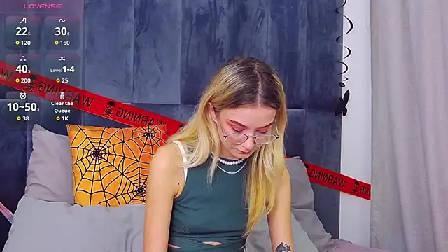 MaeLili online show from 10-30-25, 04:25